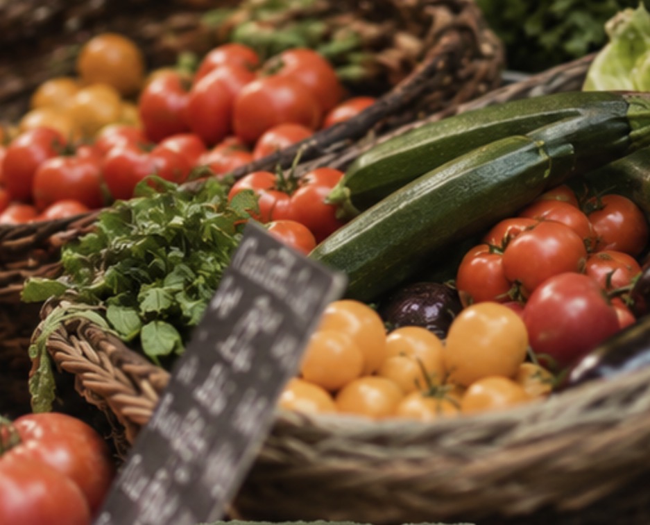 Cageots de tomates, courgettes et herbes fraîches du marché