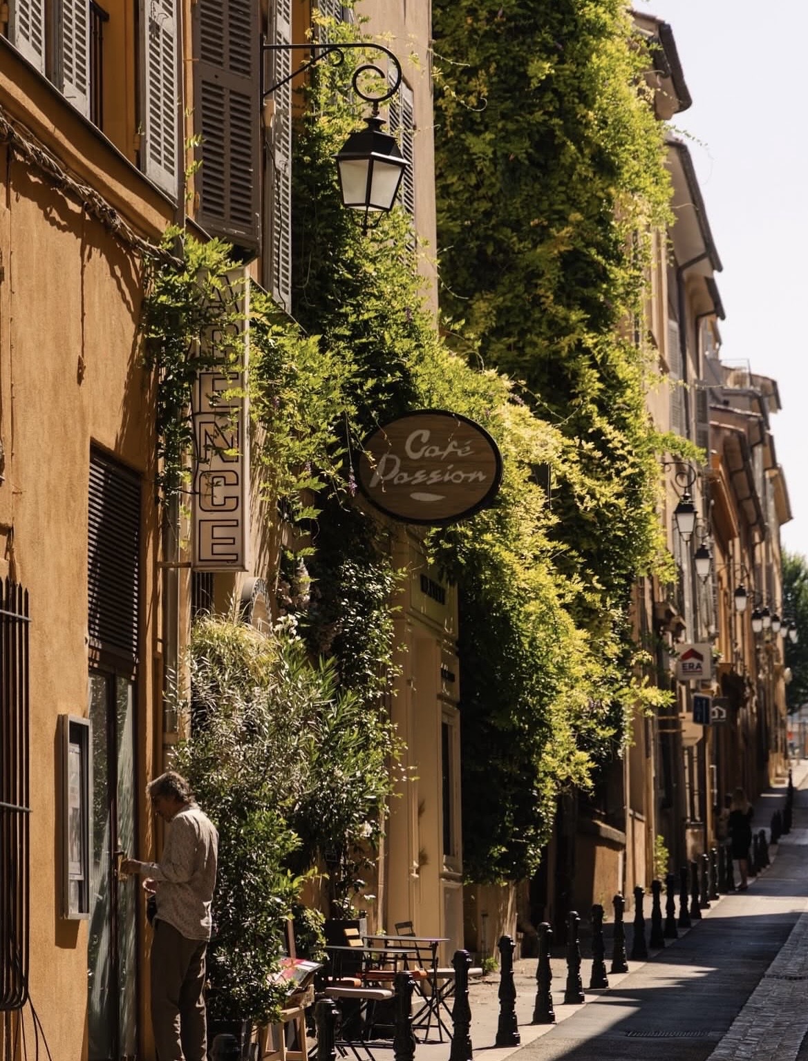 Devanture du Café Passion dans une ruelle d'Aix-en-Provence