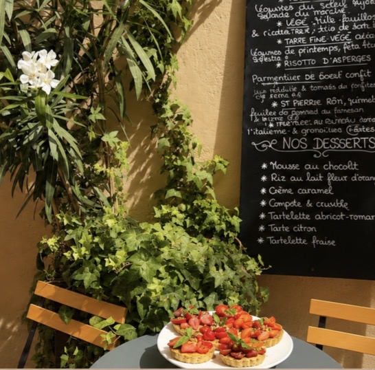 Terrasse ombragée du Café Passion