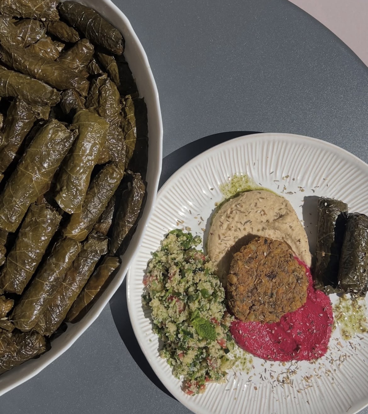 Assiette arménienne : feuilles de vigne, houmous, betterave, taboulé et galette de pois chiches et lentilles